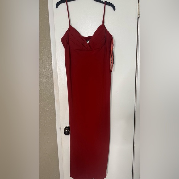 Dresses & Skirts - Elegant Strapless Red Dress